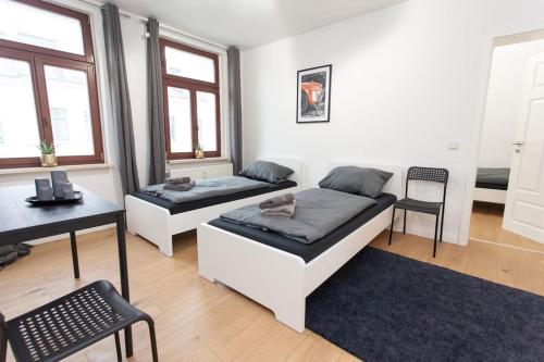 4 Schlafzimmer, vollausgestattete Küche & Balkon - zentrumsnah, kostenloses Parken und Free WiFi