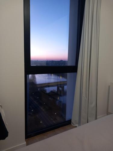 okno z widokiem na miasto w obiekcie Appartement standing Vue panoramique sur Nantes w mieście Nantes