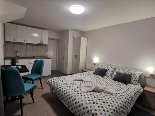 เตียงในห้องที่ Apartmani Ostojic