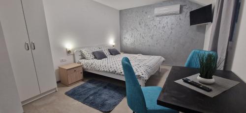 Llit o llits en una habitació de Apartmani Ostojic