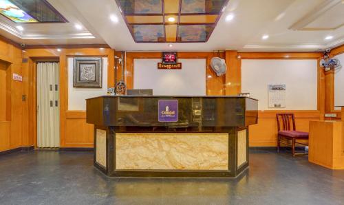 a court room with a counter and a table at Itsy By Treebo - Coastal Grand Sathyam in Fort