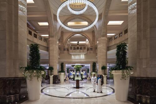 فندق ساعة مكة فيرمونت  في مكة المكرمة: لوبي فيه نافورة في وسط المبنى