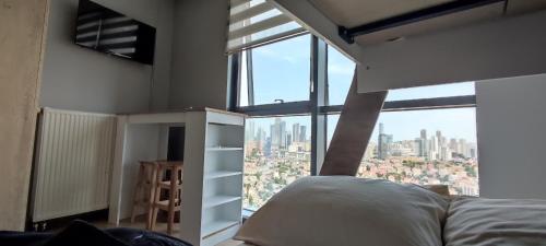 een slaapkamer met een bed en een groot raam bij studyo at high flat in Istanbul