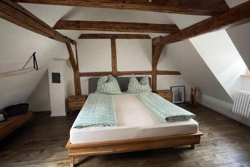 um quarto com uma cama grande num sótão em Das Schatzgräberhaus im Herzen von Bamberg. em Bamberg