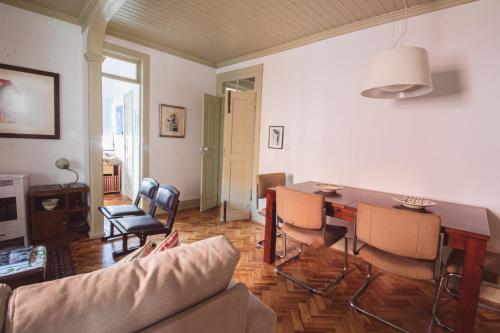 a living room with a table and chairs at Casa da Judiaria Velha in Viseu