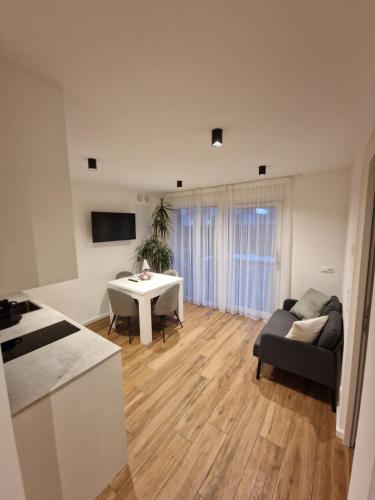 cocina y sala de estar con sofá y mesa en M&M-Apartment en Brunico