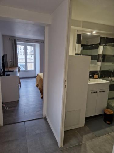 a room with a kitchen and a living room at BNB L'Orleanais Hyper Centre d'Orléans proche Gare - PARKING in Orléans