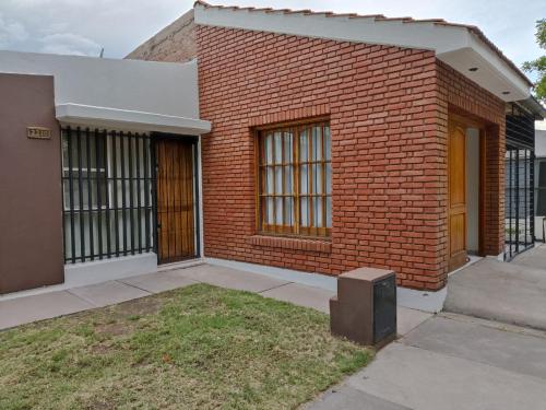 un edificio de ladrillo con dos ventanas y una puerta en Alquiler turístico de casa en San Rafael en San Rafael