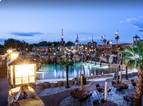 Bazén v ubytovaní Charmant mobilhome camping Les Sables d'Or 4 étoiles alebo v jeho blízkosti