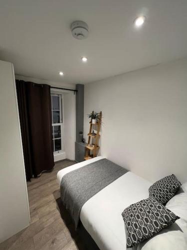 1 dormitorio con 2 camas y ventana en 1 Bedroom flat in Euston! 4 person. en Londres