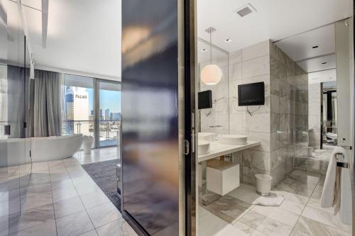 One Bedroom Suite with Strip Views 22nd Floor. في لاس فيغاس: حمام مع حوض ومغسلة