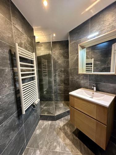 une salle de bain avec un lavabo et une douche dans l'établissement LE MONTAGNARD, à Isola 2000