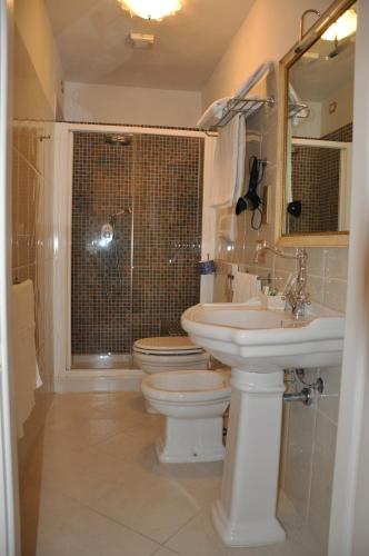 a bathroom with a toilet and a sink at Il Mattino Ha L'Oro In Bocca in Pisa