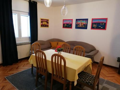 - un salon avec une table et un canapé dans l'établissement Apartment Artemisia 1, à Trogir