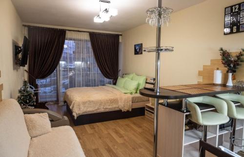 1 dormitorio con 1 cama y 1 mesa en una habitación en New Gudauri Sunny studio en Gudauri