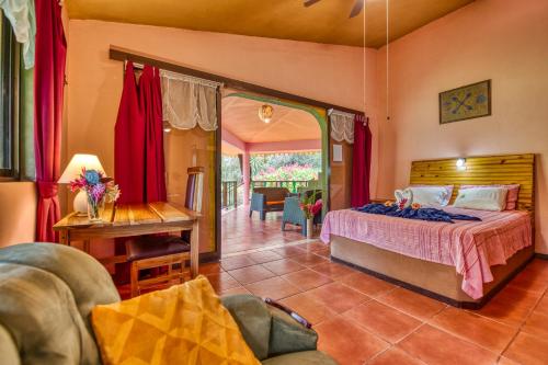 1 dormitorio con 1 cama y sala de estar en The Goddess Garden Eco-Resort en Cahuita