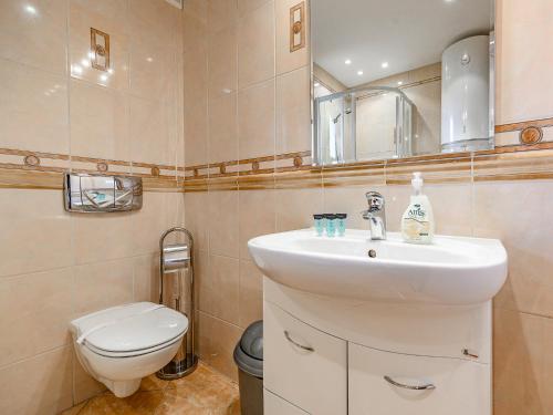 y baño con lavabo y aseo. en VisitZakopane - Crocus Apartment, en Zakopane