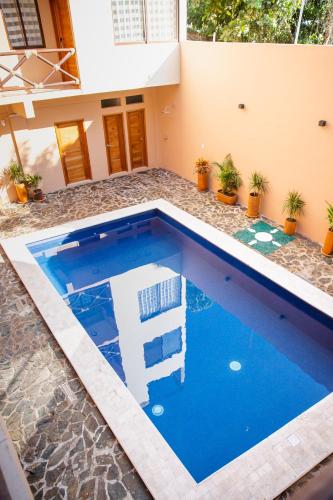 a swimming pool with blue water in a house at Hotel Santa Cruz Punta Zicatela in Puerto Escondido