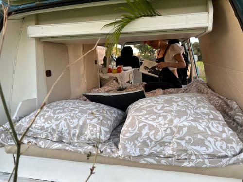Una caravana con dos almohadas dentro. en Rent a BlueClassics 's campervan vw T3 in Algarve au Portugal,, en Portimão