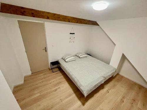 - une petite chambre mansardée dans l'établissement Maison plein cœur de Rosendael, à Dunkerque