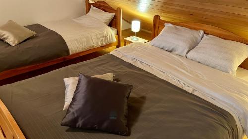 duas camas num quarto de hotel com duas camas em Apartment 533 at Aparthotel Vucko Jahorina em Jahorina