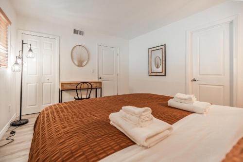 1 dormitorio con 1 cama grande y 2 toallas. en @ Marbella Lane - Bright and Airy Home in W Covina, en West Covina