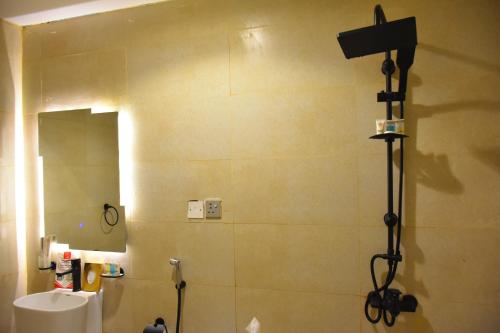 a bathroom with a shower with a camera on the wall at استديو دخول ذاتي 206 في عمارة خاصة in Riyadh