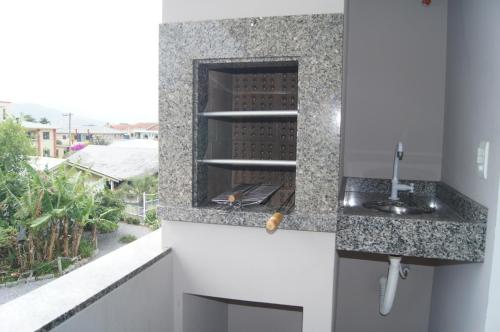 - une cuisine avec un évier et un comptoir dans l'établissement Pousada Vila dos Pescadores, à Pinheira