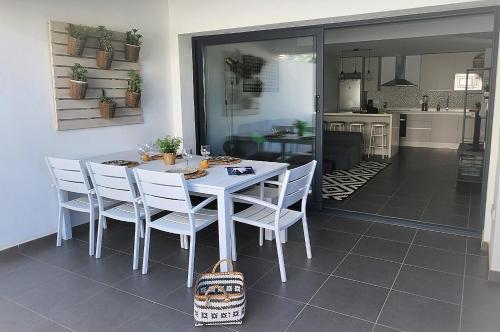 a white table and chairs in a kitchen at Casilla de Costa, La Oliva in Villaverde