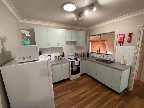 Η κουζίνα ή μικρή κουζίνα στο Comfortable 2-Bedroom home in Mudgee - Rest Easy Mudgee