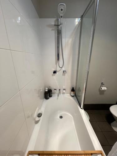 Ένα μπάνιο στο Comfortable 2-Bedroom home in Mudgee - Rest Easy Mudgee
