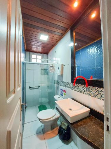 a bathroom with a toilet and a shower and a sink at Lindo Privê Europa 04 com AR, 5WC e Grande Piscina in Gravatá