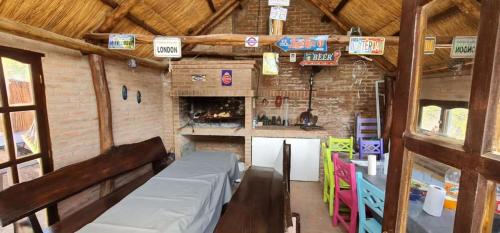 Habitación con cocina con letreros en la pared en Casa cerca del lago San Roque en Córdoba