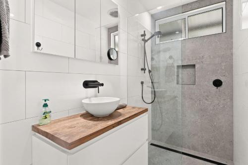 een badkamer met een wastafel en een douche bij Bayview Cottage in Ventnor