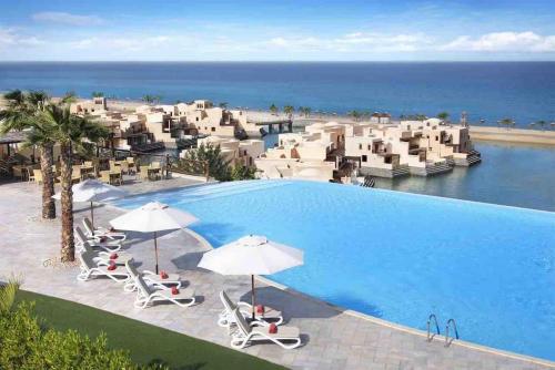 Výhled na bazén z ubytování 2 bedroom villa In 5 stars Resort nebo okolí