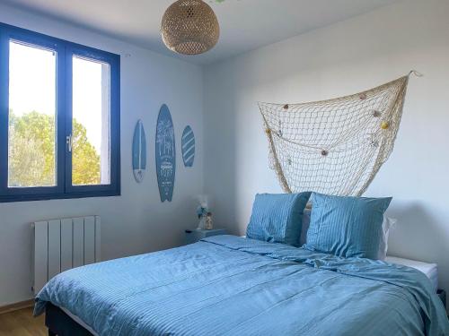 een slaapkamer met een bed met een net aan de muur bij Carcalove - Pool, Billard & Jacuzzi - 10pax in Fontiès-dʼAude