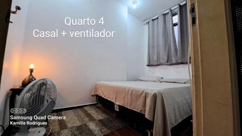 Camera piccola con letto e finestra di Família Copacabana a Rio de Janeiro