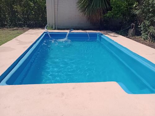 una piscina azul con una manguera. en Cordón del Plata Chacras De Coria Lujan en Luján de Cuyo