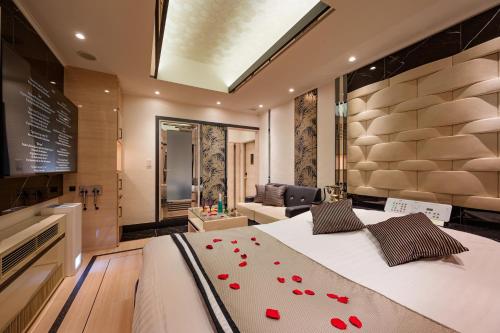 Un dormitorio con una cama con rosas rojas. en Hotel Moana Shinjuku (Adult Only), en Tokio
