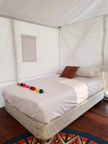 Una cama blanca con un juguete encima. en AMAY, en Asia