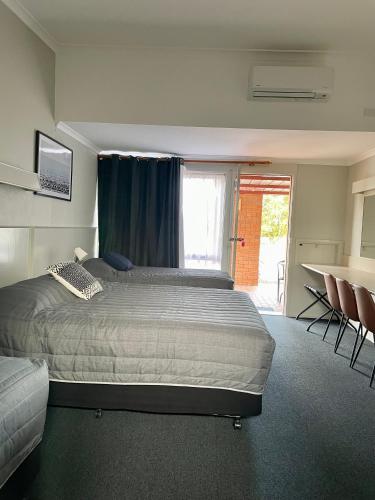 Una cama o camas en una habitación de Tarra Motel Yarram