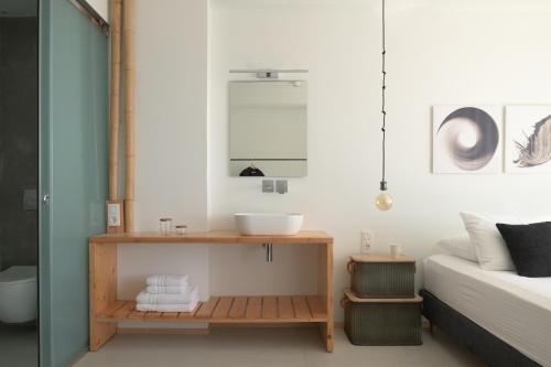 een badkamer met een wastafel en een bed bij Villa Ammos in Ferma