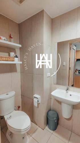Bilik mandi di Halcy’s Haven, Studio Condo at the Heart of Davao