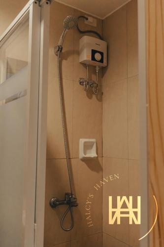 Bilik mandi di Halcy’s Haven, Studio Condo at the Heart of Davao