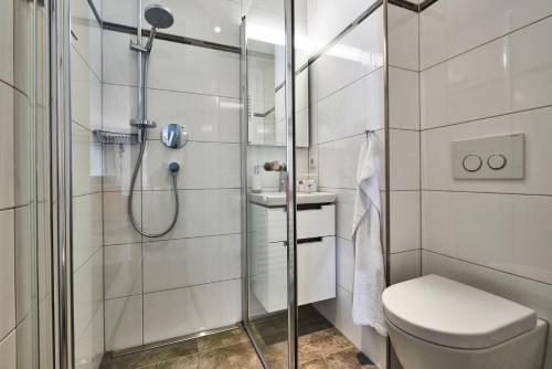 ガルミッシュ・パルテンキルヒェンにあるCaraのバスルーム(シャワー、トイレ、洗面台付)