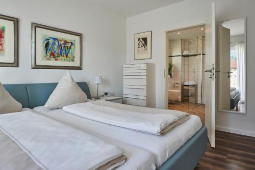1 Schlafzimmer mit einem großen Bett und einem Badezimmer in der Unterkunft Cara in Garmisch-Partenkirchen