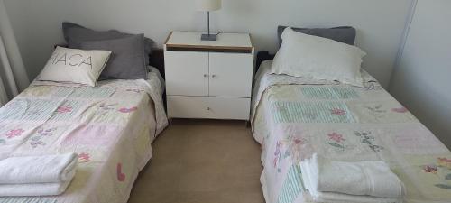 1 dormitorio con 2 camas y mesita de noche en Departamento Fragata en Villa Ciudad de América