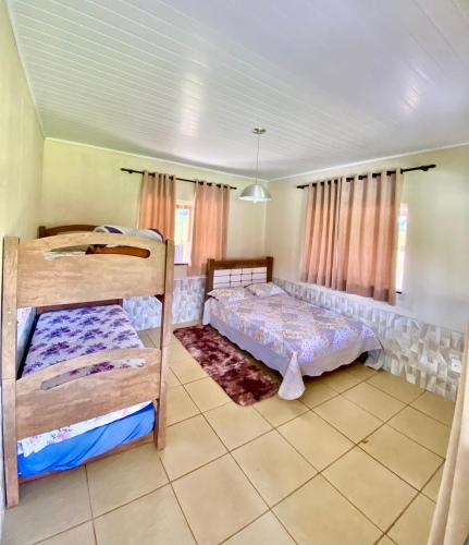 a bedroom with two bunk beds in it at Casa de Campo - Rancho Braga Aguiar in Ibicoara