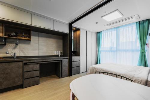 een slaapkamer met 2 bedden en een wastafel bij Well stay in Incheon
