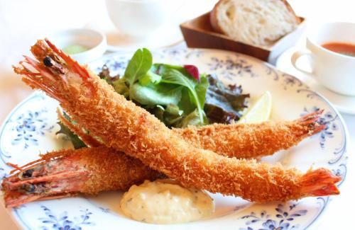 un plato de comida con pescado y ensalada en Hotel Rubura Ohzan, en Nagoya